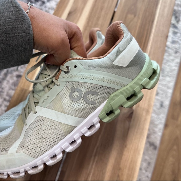 On Running Cloudflow V2 in Aloe White Running Shoes Size US Women 6.5 - Picture 4 of 13